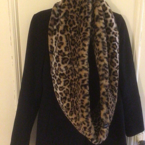 Calvin Klein Faux Fur Leopard Infinity Scarf NWOT - Picture 2 of 2